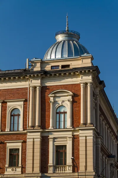 Bella facciata della vecchia casa di città a Cracovia, Polonia — Foto Stock