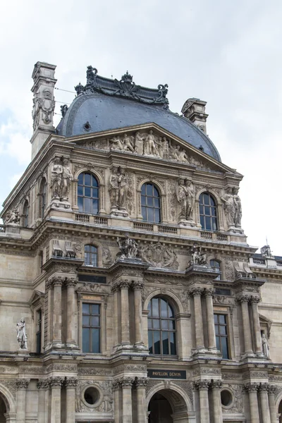 PARÍS - 7 DE JUNIO: Edificio del Louvre el 7 de junio de 2012 en el Museo del Louvre — Foto de Stock