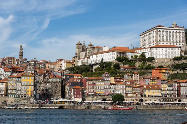 :Vue de la ville de Porto au bord de la rivière (quartier Ribeira) ) — Photo
