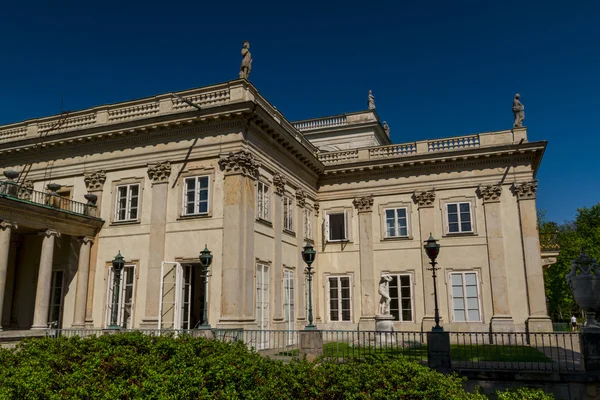 Lazienki palác v parku lazienki, Varšava. Lazienki krolewskie. — Stock fotografie