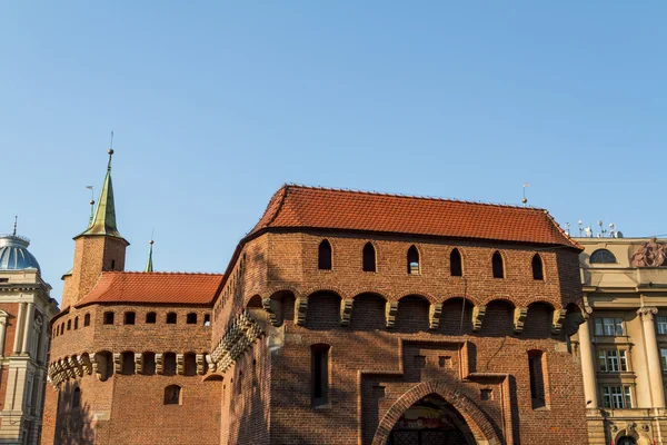 Krakow - Avrupa, Polonya'nın en iyi korunmuş barbican kapısına — Stok fotoğraf