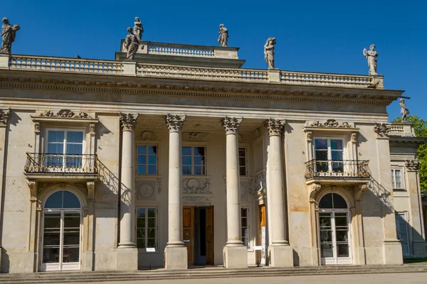 The Lazienki palace in Lazienki Park, Warsaw. Lazienki Krolewskie. — Stock Photo, Image