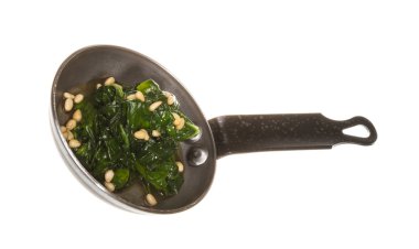 Kavrulmuş tavada haşlanmış ıspanak.