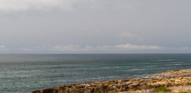 lisbon, por yakınındaki fırtınalı havalarda Atlas Okyanusu kıyısındaki Beach