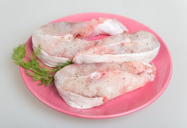 Yayın balığı biftek üzerine beyaz izole