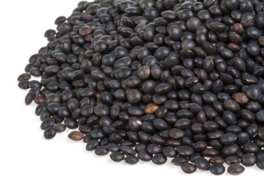 siyah üzerine beyaz izole mercimek yığını