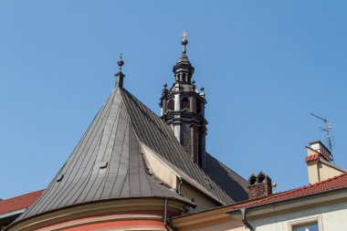 Krakow eski kasaba küçük kare üzerinde binalar