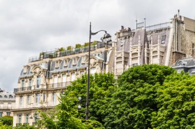 güzel Paris sokaklarında