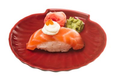 Beyaz arka planda somon suşisi