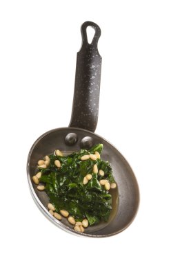 Kavrulmuş tavada haşlanmış ıspanak.