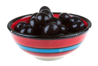 Siyah Zeytin zeytinyağı bir whit izole bir kase ile sulanır.