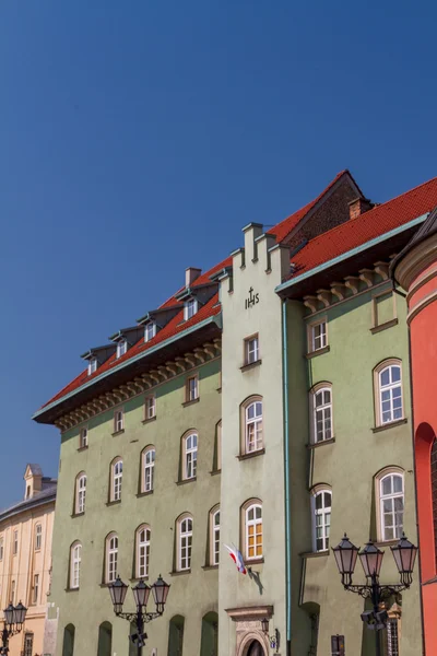 Bella facciata della vecchia casa di città a Cracovia, Polonia — Foto Stock