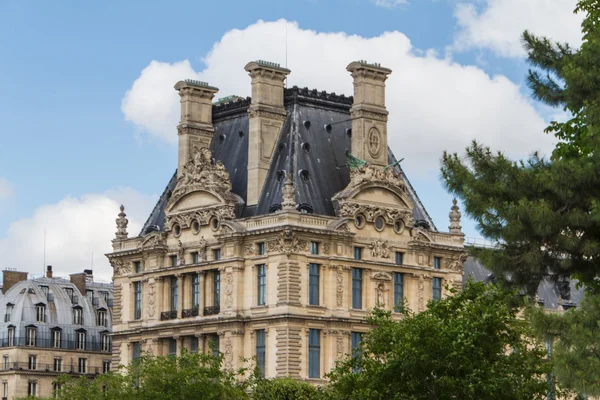 PARIGI - 7 GIUGNO: edificio del Louvre il 7 giugno 2012 al Museo del Louvre — Foto Stock