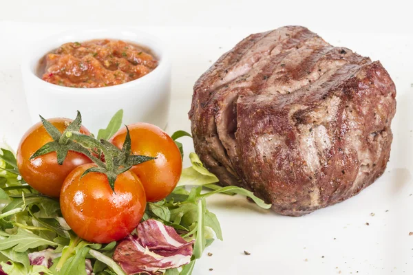 Bife de carne grelhada isolado em um fundo branco — Fotografia de Stock