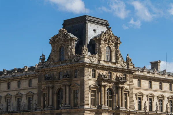 巴黎 — — 6 月 7 日： 罗浮宫在卢浮宫博物馆建筑在 2012 年 6 月 7 日 — 图库照片