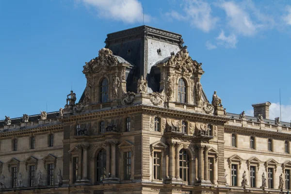 Paris - 7 juni: Louvren byggnad den 7 juni, 2012 i Louvren — Stockfoto