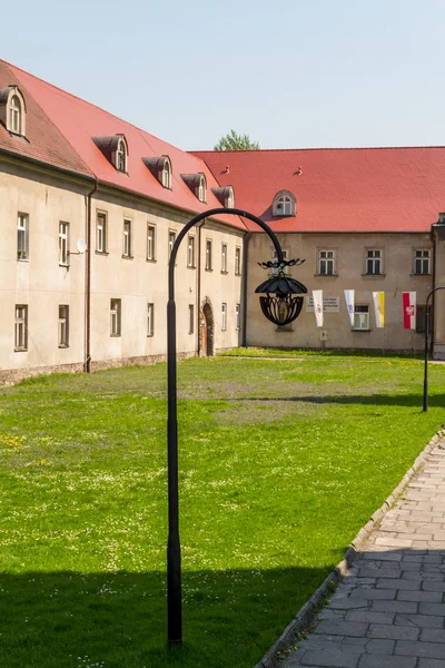 Mooie gevel van oude herenhuis in Krakau, Polen — Stockfoto