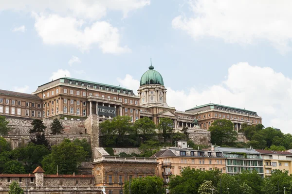 历史悠久的皇家宫殿在布达佩斯 — 图库照片