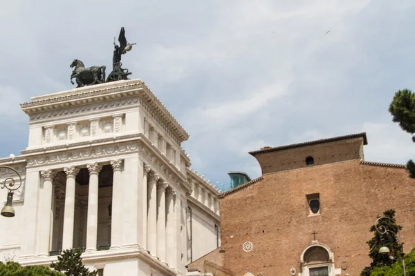 Monumento ecuestre a Víctor Manuel II cerca de Vittoriano durante el día — Foto de Stock