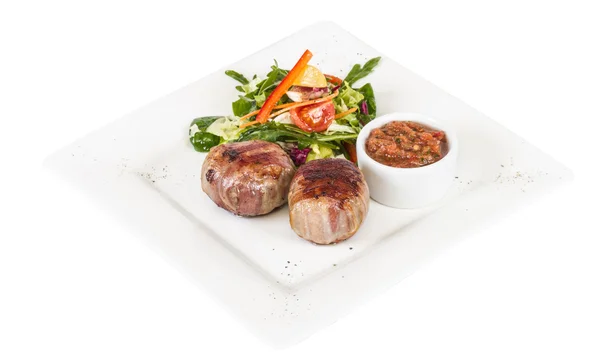 Gegrilde steak verpakt in spek, met gegrilde groenten, puree — Stockfoto