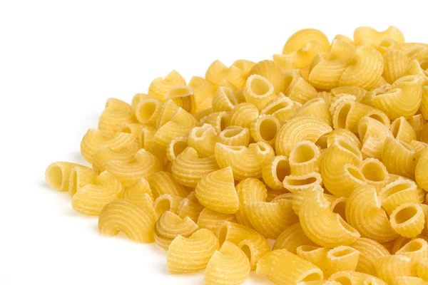 Pasta italiana (maccheroni) isolata su fondo bianco — Foto Stock