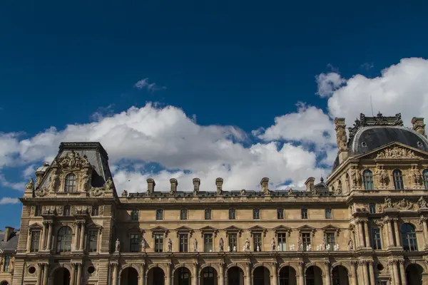 PARÍS - 7 DE JUNIO: Edificio del Louvre el 7 de junio de 2012 en el Museo del Louvre — Foto de Stock