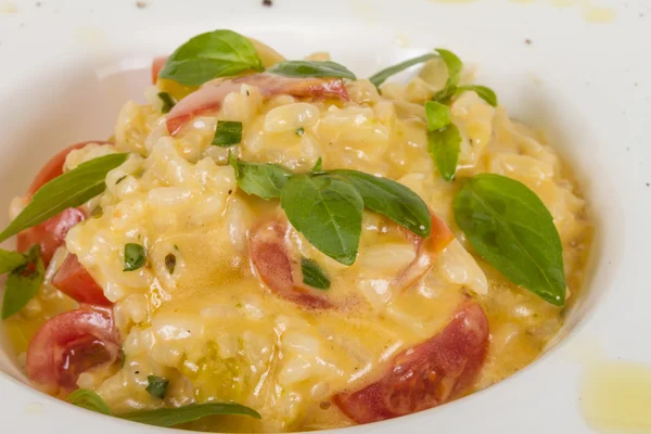 Foto de delicioso prato risoto com ervas e tomate em b branco — Fotografia de Stock