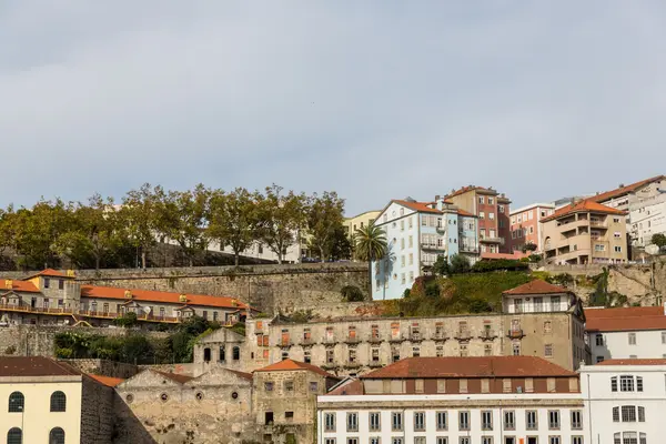 Vista de la ciudad de Oporto en la orilla del río (barrio de Ribeira ) — Foto de Stock