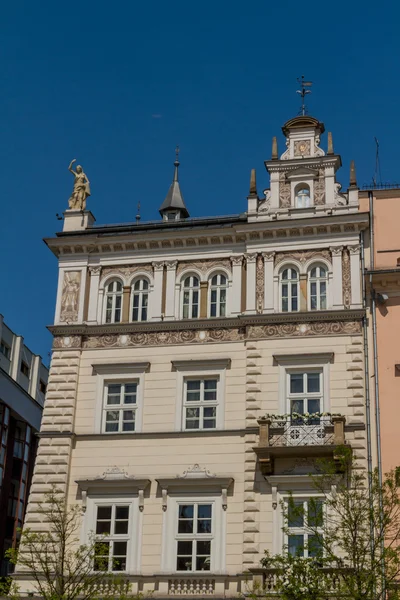 Bella facciata della vecchia casa di città a Cracovia, Polonia — Foto Stock