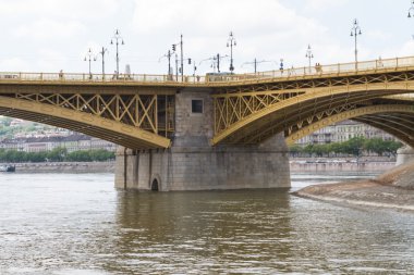 Budapeşte'de yakın zamanda yenilenen margit Köprüsü manzaralı görünüm.