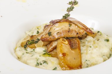 lezzetli risotto yemek otlar ve mantarlı whit üzerinde fotoğraf