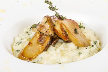 lezzetli risotto yemek otlar ve mantarlı whit üzerinde fotoğraf