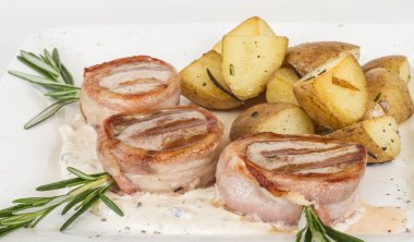 domuz pastırması, ızgara sebze püresi, sarılı ızgara biftek