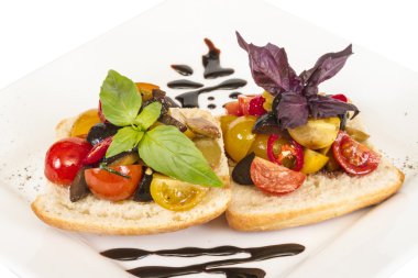 taze ekmek üzerinde sulu domates, pesto tepesi olarak