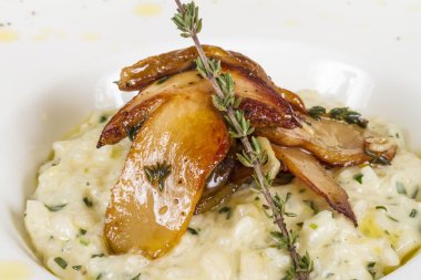 lezzetli risotto yemek otlar ve mantarlı whit üzerinde fotoğraf