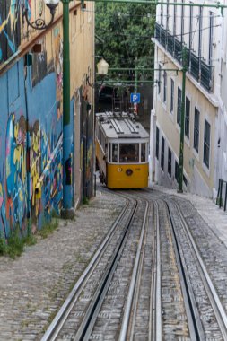 geleneksel kırmızı ve sarı tramvay