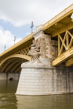 Budapeşte'de yakın zamanda yenilenen margit Köprüsü manzaralı görünüm.
