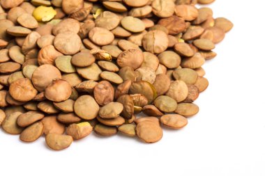 Beyaz arkaplanda izole edilmiş mercimek