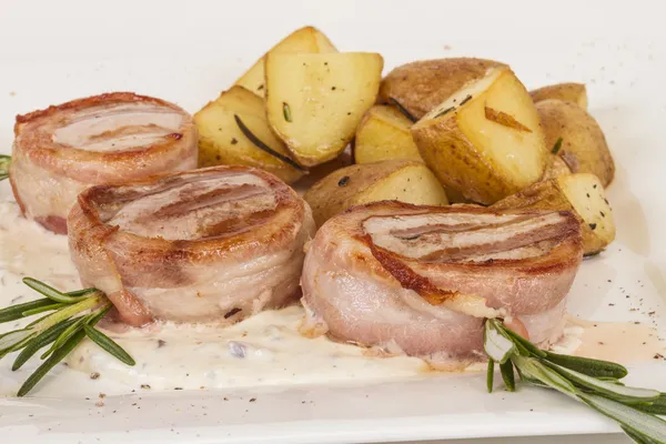 Grillad biff inlindad i bacon, med grillade grönsaker, potatismos — Stockfoto