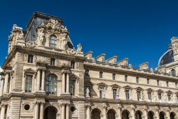 PARÍS - 7 DE JUNIO: Edificio del Louvre el 7 de junio de 2012 en el Museo del Louvre — Foto de Stock