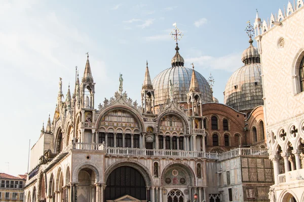 Basílica de San Marcos, Catedral, Estatuas de la Iglesia Mosaicos Detalles Palacio Ducal Venecia Italia — Foto de Stock