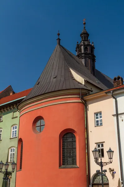 Edificios en una pequeña plaza en el casco antiguo de Cracovia —  Fotos de Stock