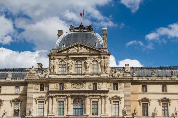 PARÍS - 7 DE JUNIO: Edificio del Louvre el 7 de junio de 2012 en el Museo del Louvre — Foto de Stock