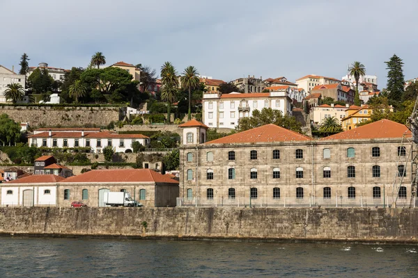 Vista de la ciudad de Oporto en la orilla del río (barrio de Ribeira ) — Foto de Stock