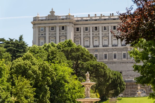 Koninklijk Paleis in madrid Spanje - het platform achtergrond — Stockfoto