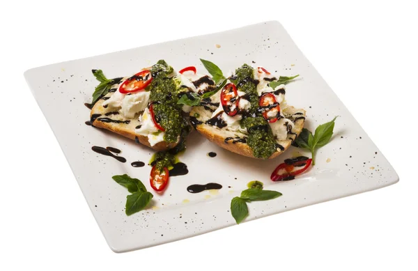 Sandwichs frais grillés au fromage et basilic et pesto — Photo