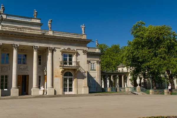 The Lazienki palace in Lazienki Park, Warsaw. Lazienki Krolewskie. — Stock Photo, Image