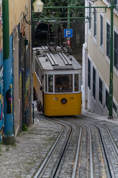 Tram tradizionale giallo e rosso — Foto Stock