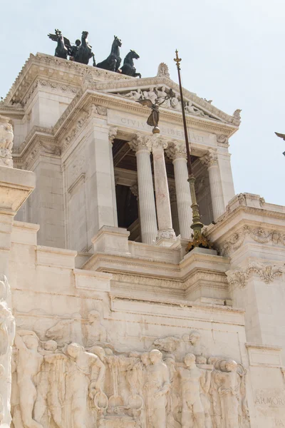 Monumento equestre a Vittorio Emanuele II presso Vittoriano di giorno — Foto Stock