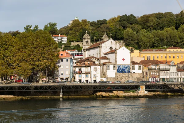 Vista de la ciudad de Oporto en la orilla del río (barrio de Ribeira ) — Foto de Stock